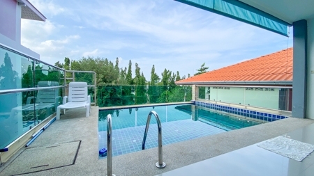 Single house, villa style, 3 floors, with swimming pool..