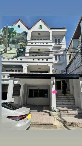 For Rent ทาวน์โฮม 3.5 ชั้น ซอยปรีดีพนมยงค์ ห่างBTS พระโขนงประมาณ .