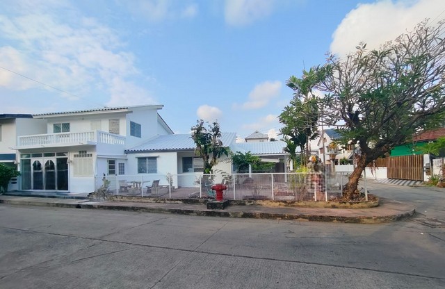 บ้านสวยพร้อมอยู่ในหมู่บ้านสัมมากร 1  ใกล้ MRT สายสีส้ม .