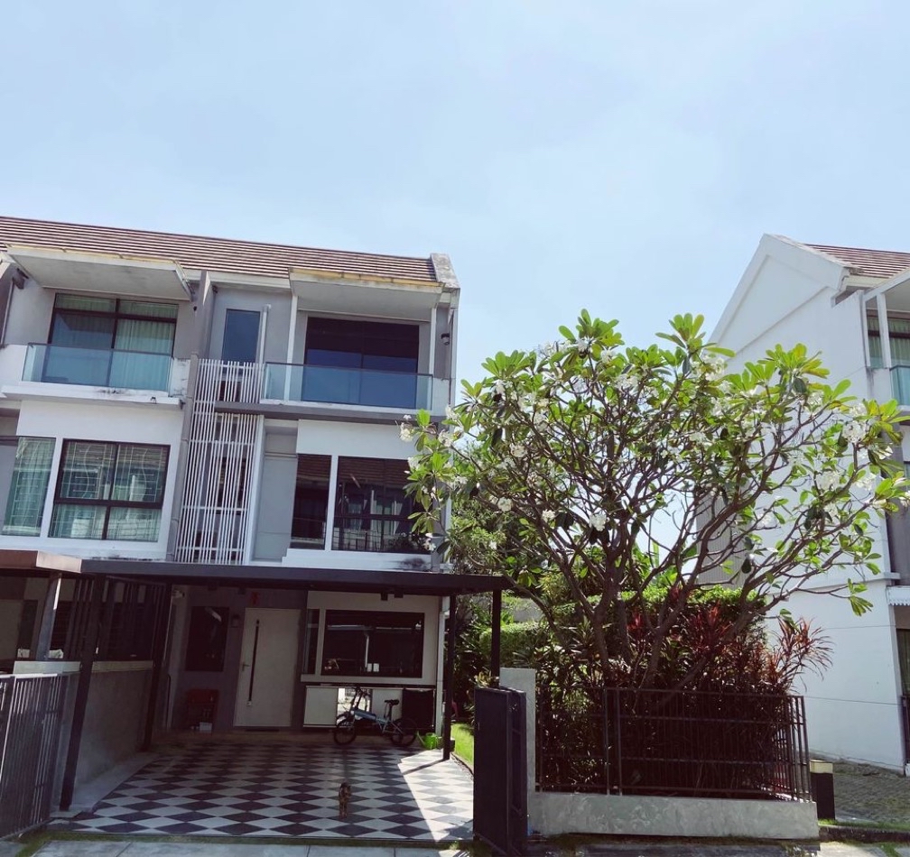 DD013 ให้เช่า บ้าน townhome หัวมุม  พร้อมสวน-ติด BTS รามอินทรา กม 6