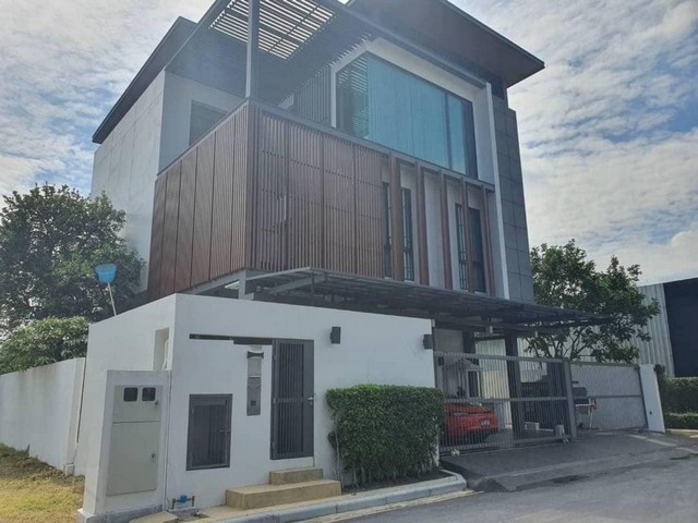 ให้เช่าบ้านหรู 3 ชั้น The AVA residence สุขุมวิท77 มีลิฟท์ สระว่า  .