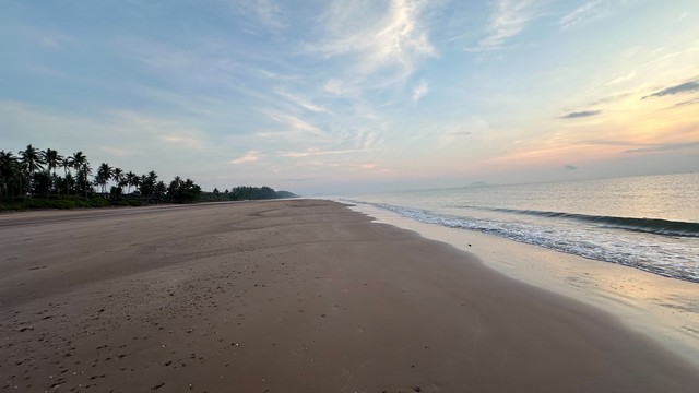 ลมหนาวพาซื้อทรัพย์ดีมีคุณค่า  หาดฝั่งแดง ไร่ล่ะ3.5 ล้านบาท   .