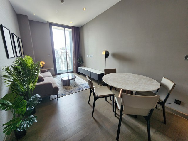 The Esse At Singha Complex near MRT Petchburi 2 bedrooms for rent.