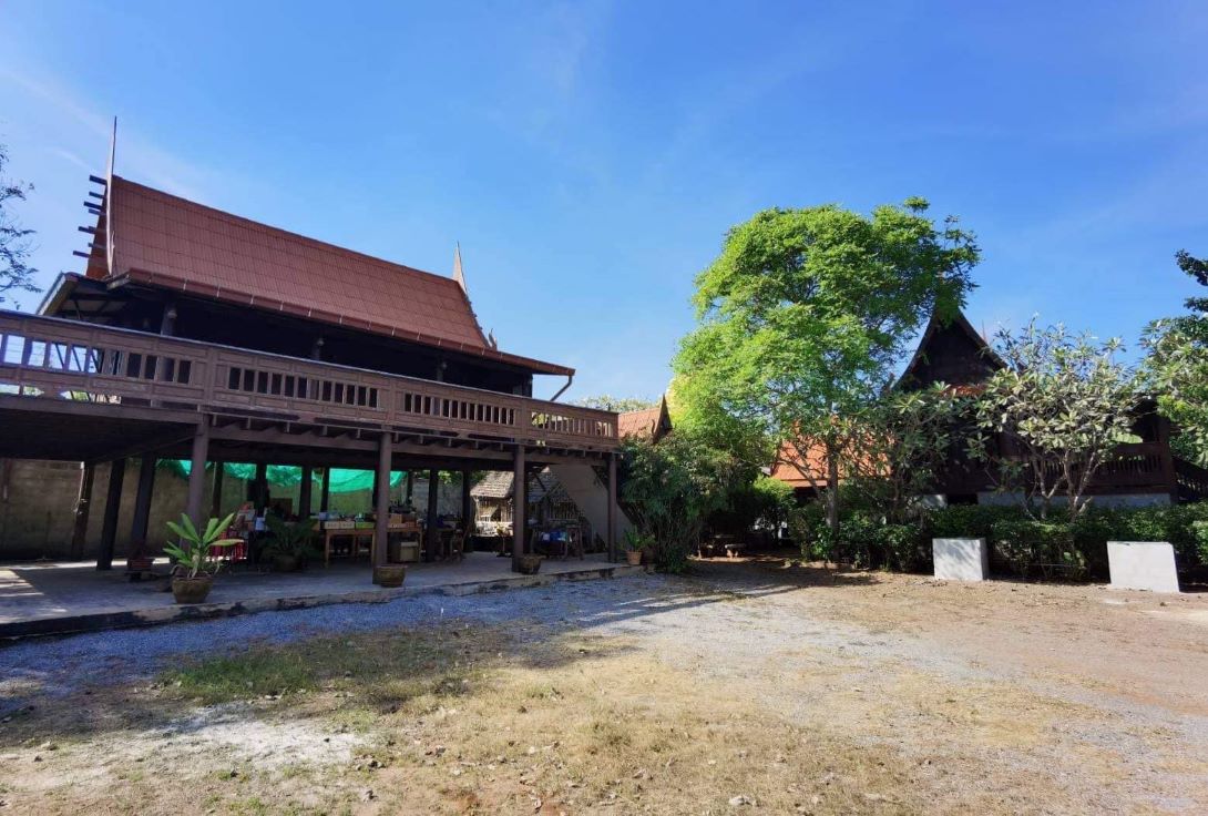 บ้านเรือนไทย สวยท่ามกลางธรรมชาติ บรรยากาศร่มรื่น วิวภูเขา บนพื้นที่ 1 ไร่ อู่ทอง สุพรรณบุรี