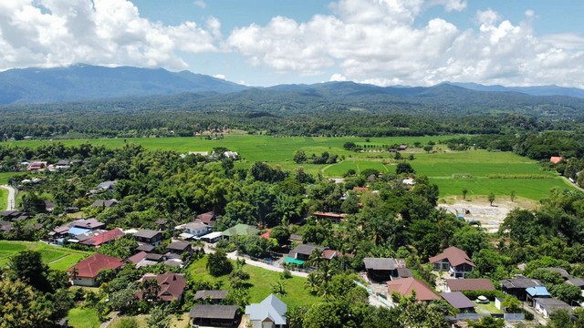 ขายบ้านสวนติดน้ำบรรยากาศดีน้ำไม่ท่วม แม่ริมห้วยทรายใกล้นานาชาติเป  .