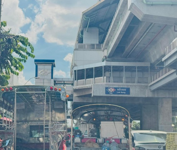 ขายที่ดินพร้อมสิ่งปลูกสร้าง ห่าง mrt หลักสอง 200 เมตร แหล่งเศรษฐก  .