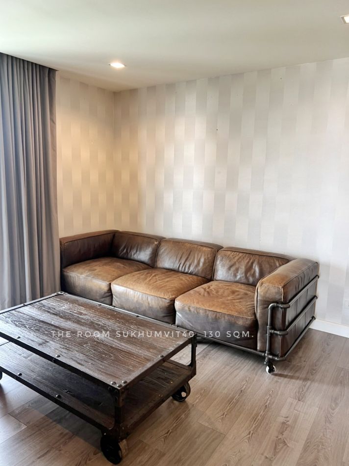 ให้เช่า คอนโด available now VIP unit 4 bedrooms THE ROOM สุขุมวิท 40 130 ตรม. located in Ekkamai-Thonglor area good location