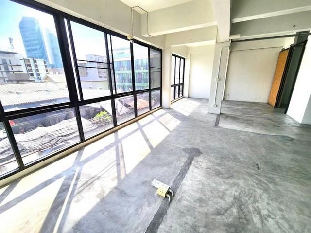 ขายอาคารสำนักงาน 5 ชั้น มีลิฟท์ ถนนรัชดาภิเษก ซอยนาทอง ใกล้ MRT .