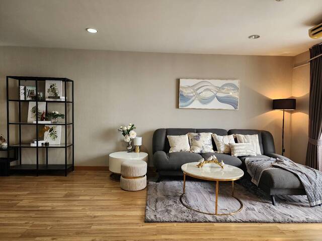 2-Bedroom Unit For Rent at Asoke Place Condo.