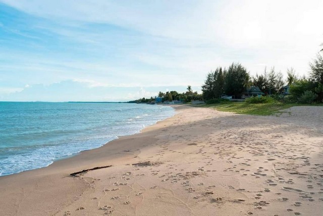 ขายบ้านพร้อมที่ดินติดทะเล หาดส่วนตัว อ.เมือง จังหวัดประจวบคีรีขัน  .