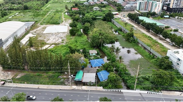 ที่ดินพร้อมสิ่งปลูกสร้าง ติดถนนกัลปพฤกษ์  .