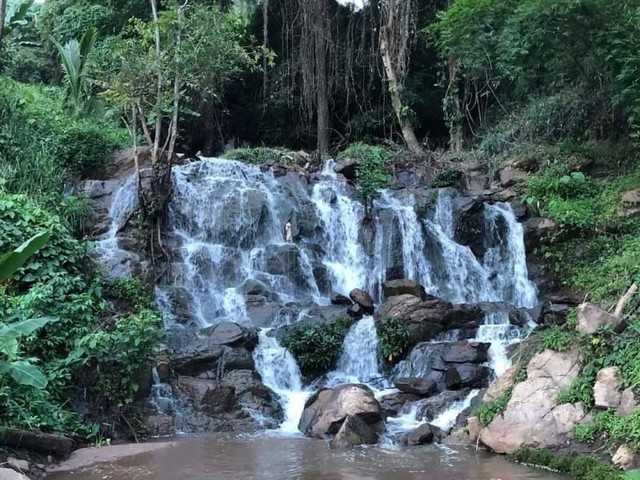 ขายด่วน ที่ดินติดน้ำตก โขดหินล้อมรอบ ติดถนนทางหลวง สะเมิง  .