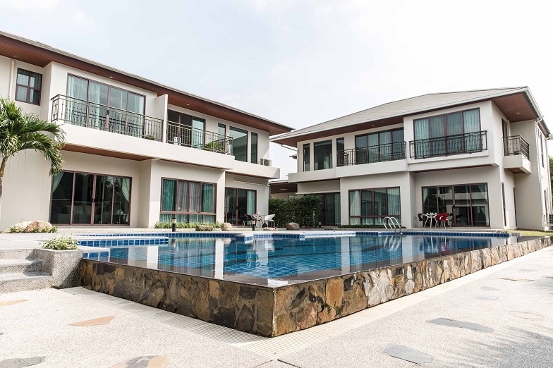 ให้เช่า บ้านหรูทั้งหมด3 หลัง สระว่ายน้ำส่วนตัว 12 bedrooms   .