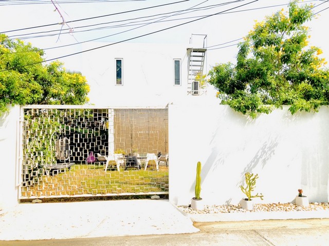 MODERNIST HOUSE  บ้านโมเดิร์น ทรงกล่อง หลังแบน  .