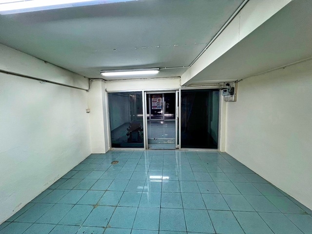 MRT แคราย ให้เช่าอาคารพาณิชย์ 3 ชั้นครึ่ง  ห้องหัวมุม ติดถนน