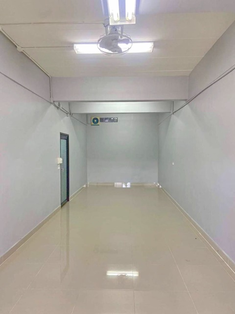 MRT แคราย ให้เช่าห้องช็อปเฮาส์ 1 ชั้น ครึ่ง เปิดร้าน ห้องมุม 