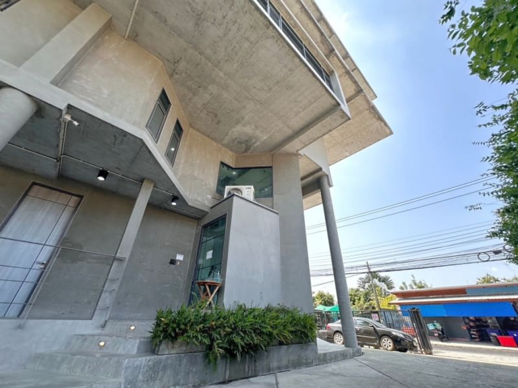 ขาย ออฟฟิศ ตึกโครงสร้างพิเศษ สไตล์ Modern Loft ออฟฟิศ อ่อนนุช 39 1000 ตรม. 151 ตร.วา พื้นที่ใช้สอยเยอะ