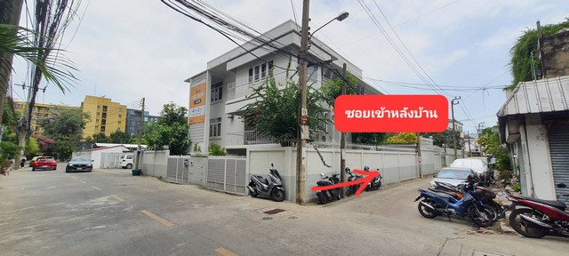 ขายตึกแถว 4 ชั้น จำนวน 1 ห้อง บ้านเลขที่ 14/33 อยู่ในซอย สุขุมวิท.