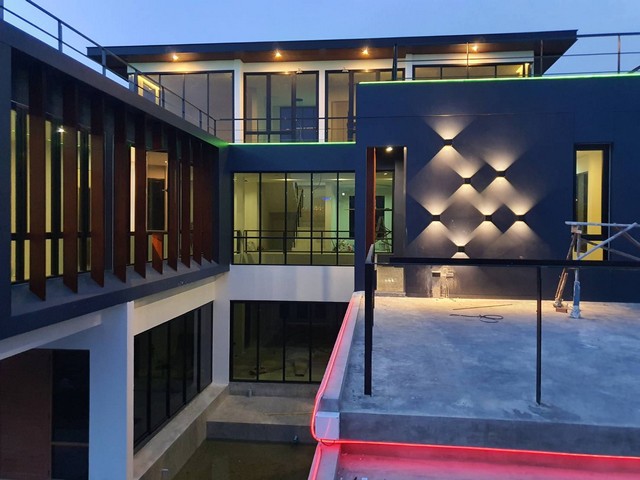 ให้เช่า Pool Villa 3 ชั้น สร้างใหม่ Modern Luxury 300 ตรว สุขุมวิ.