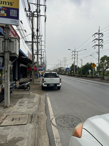 ขายที่ดินเปล่า เนื้อที่ 9 ไร่  ติดถนนใหญ่ ใกล้ซอยนาทอง   .