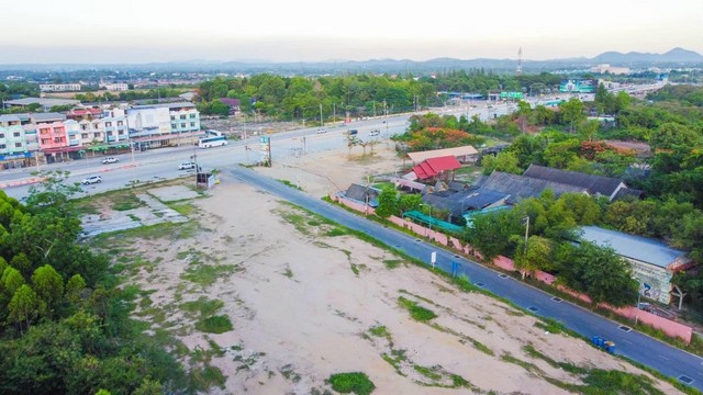 ห่างทะเลเพียง 800 เมตร  ห่างถนนสุขุมวิทเพียง 250 เมต  .