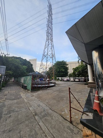 ขายที่ดินติดถนนรัชดาแถมสิ่งปลูกสร้าง ที่ดินใกล้ mrt สุทธิสาร 200 .