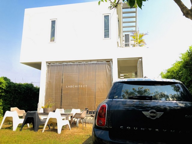 MODERNIST HOUSE  บ้านโมเดิร์น ทรงกล่อง หลังแบน  .