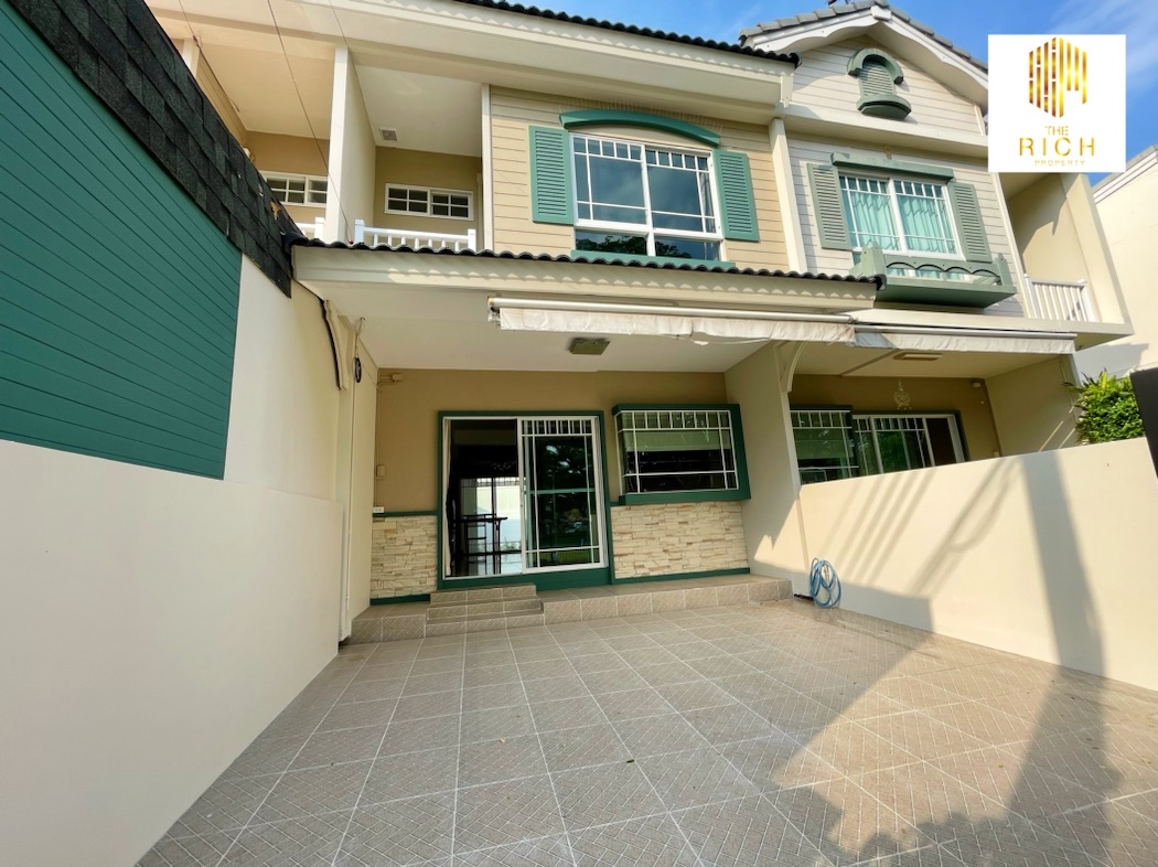 ขาย ทาวน์โฮม ทำเลหน้าสวนวิลลาจจิโอ บางนา Villaggio Bangna 87 ตรม. 21.9 ตร.วา โดดเด่นด้วยงานภูมิสถาปัตย์ในแบบ Vintage Style ที่ให้ความรู้สึกอบอุ่นและความสดใ