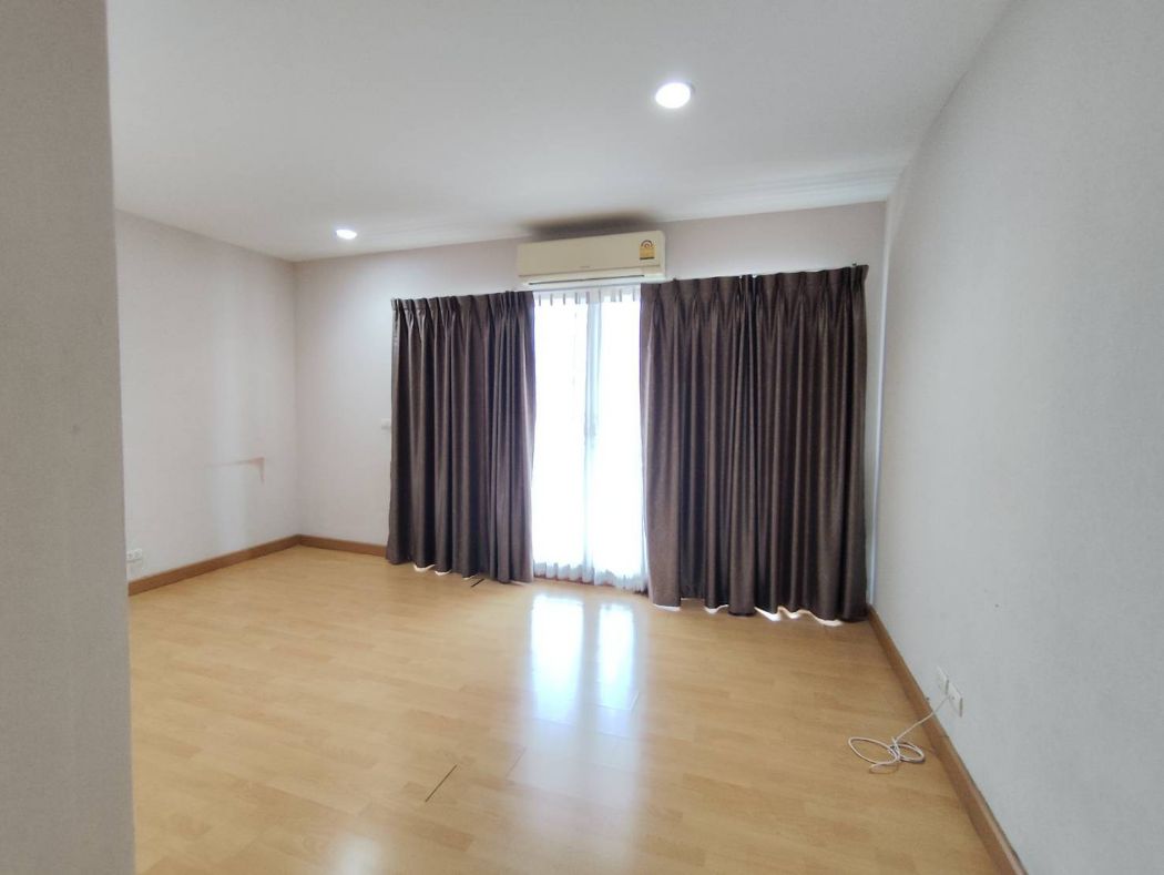 ให้เช่า ทาวน์โฮม บ้านกลางเมือง ลาดพร้าว 87 25 ตรว. หน้ากว้าง 5เมตร
Baan Klang Muang Ladprao 87 for rent