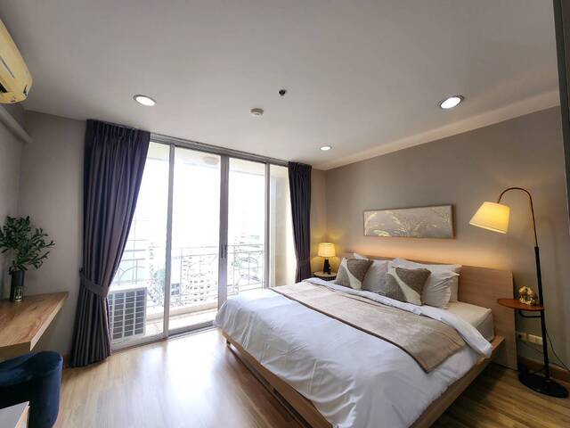 2-Bedroom Unit For Rent at Asoke Place Condo.