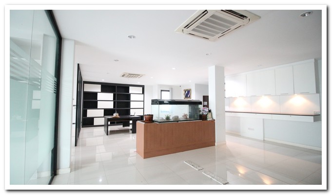  Luxury Home Office โครงการ The Ace Srinakarin 15  .