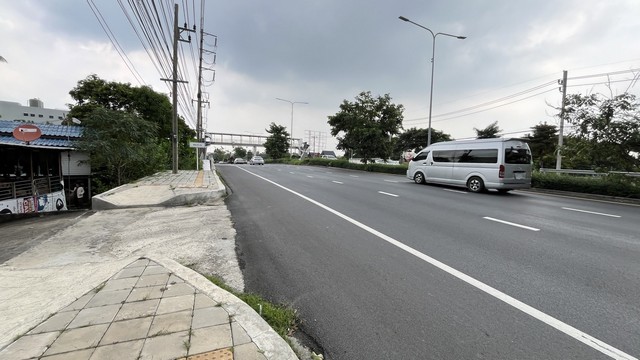 ที่ดินพร้อมสิ่งปลูกสร้าง ติดถนนกัลปพฤกษ์ บางแค  .