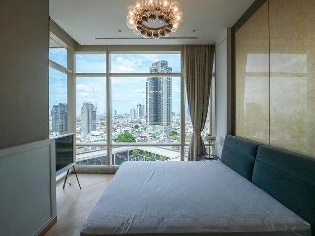 Four Seasons Private Residences - BTS Saphan Taksin.