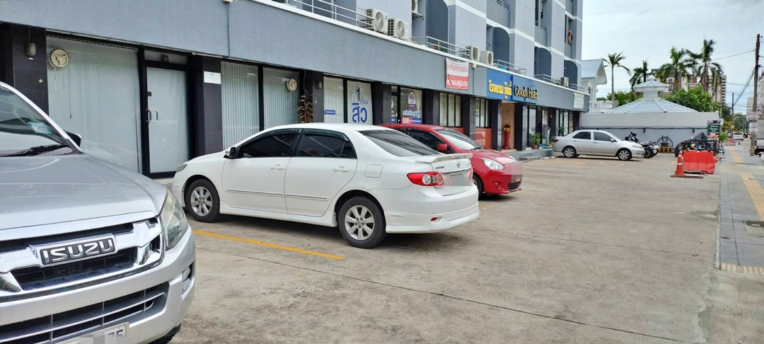 เซ้งร้านเสริมสวย เปิดมา12ปี รามคำแหง  ค่าเช่า 8,000 บ   .