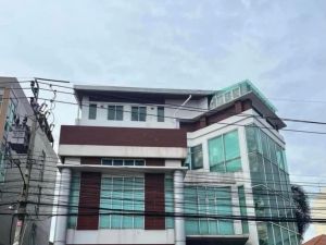 PN1343ให้เช่า อาคารสำนักงานออฟฟิศ4ชั้น  นนทบุรี รองรับพนักงานได้กว่า 200 คน อยู่ตรงข้ามร้านย่างเนยตลาดบางใหญ่ ตกแต่งพร้อมใช้งาน