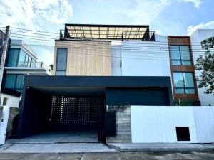 Pool villa 3 ชั้น 15.9 ล. ตกแต่งสุดหรู เจ็ดยอด สไตล์โมเดิร์น พร้อ  .