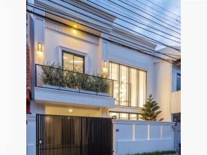 NTG281 ขายทาวน์โฮม ปรีดี 42  Artiar Modern Classic Townhome ย่านปรีดี-เอกมัย โปร่งโล่ง รับแสงธรรมชาติ
ด้วยDouble Volume 6 เมตร