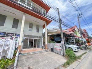 ตึกแถว ห้องริม มีพื้นที่ด้านข้าง ขนาด 2.5 ชั้น  ติดถนนบางรักษ์  .